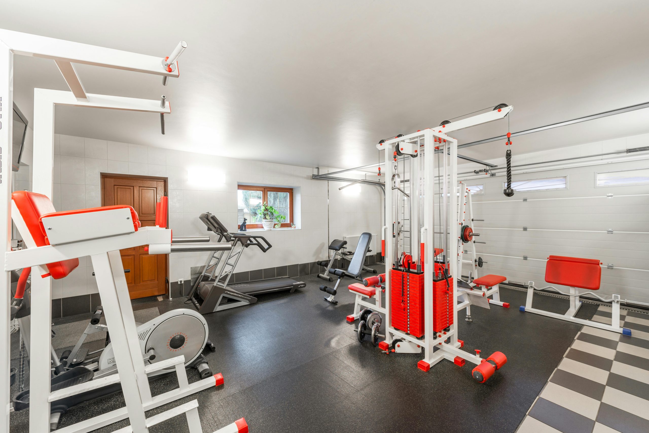 Home Gym vs Commercial Gym: Where Do You Actually Work Out Best?